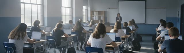 une salle de classe de lycée en cours d'évaluation, des élèves de dos installés devant des ordinateurs portables, lumièr