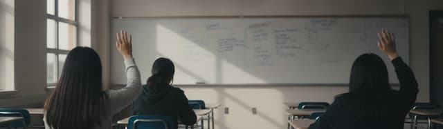 une salle de classe de lycée en fin de journée, quelques élèves assis de dos dont deux lèvent la main, un tableau blanc