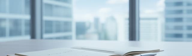 un bureau clair avec un dossier administratif ouvert, un stylo et une grande fenêtre lumineuse, tons bleutés doux, ambia